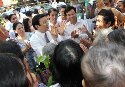 President Truong Tan Sang meets with people of Chu Van An apartment, ward.26, Binh Thanh District, Ho Chi Minh City (photo SGGP) President Truong Tan Sang meets with people of Chu Van An apartment, ward.26, Binh Thanh District, Ho Chi Minh City (photo SGGP)