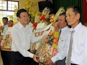 President Truong Tan Sang presents Tet gifts to prominent residents in Dong Thap on Feb. 13, 2013. President Truong Tan Sang presents Tet gifts to prominent residents in Dong Thap on Feb. 13, 2013.