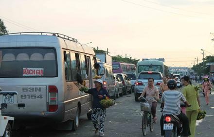 Serious traffic congestion in the Tien Giang province section of the National Highway 1A, in on Feb. 13, 2013. Serious traffic congestion in the Tien Giang province section of the National Highway 1A, in on Feb. 13, 2013.