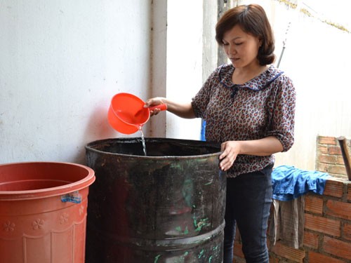 A household stores water in drums for daily use (photo Nguoi Lao Dong). A household stores water in drums for daily use (photo Nguoi Lao Dong).