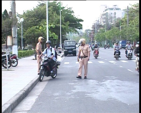The file photo shows traffic police stopping a law breaking motobike driver in Khanh Hoa Provice.. The file photo shows traffic police stopping a law breaking motobike driver in Khanh Hoa Provice..