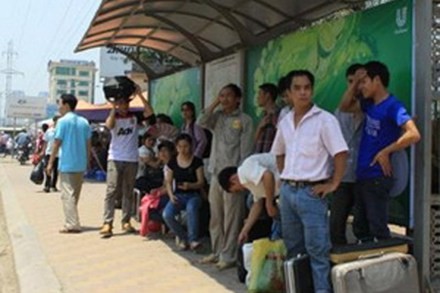 Passengers wait for bus in muggy weather in HCMC (Photo: VNA) Passengers wait for bus in muggy weather in HCMC (Photo: VNA)