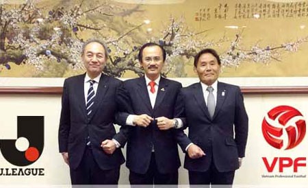 VPF's chairman Vo Quoc Thang (middle) signs an agreement with J-League administrators VPF's chairman Vo Quoc Thang (middle) signs an agreement with J-League administrators