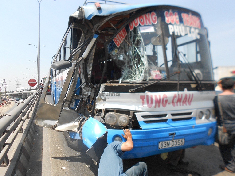 The scene of the traffic accident (Photo: Tinmoi.com) The scene of the traffic accident (Photo: Tinmoi.com)