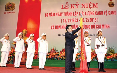 President Truong Tan Sang attached the Ho Chi Minh Order to traditional Flag of the People's Public Security Guard Force. (Photo: SGGP) President Truong Tan Sang attached the Ho Chi Minh Order to traditional Flag of the People's Public Security Guard Force. (Photo: SGGP)