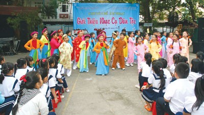Members of the club of Minh Dao Primary School perform a folk song Members of the club of Minh Dao Primary School perform a folk song