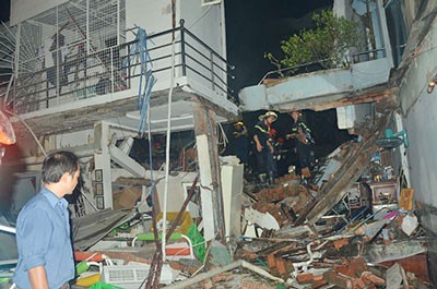Rescuers find more victim who are said still to be buried in the ruins. (Photo: Doan Hiep) Rescuers find more victim who are said still to be buried in the ruins. (Photo: Doan Hiep)