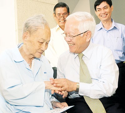 Cap: Chairman Le Hoang Quan (R) visits Prof. Dr. Nguyen Thien Thanh on occasion of Vietnam Doctor's Day (Photo: Mai Hai SGGP) Cap: Chairman Le Hoang Quan (R) visits Prof. Dr. Nguyen Thien Thanh on occasion of Vietnam Doctor's Day (Photo: Mai Hai SGGP)