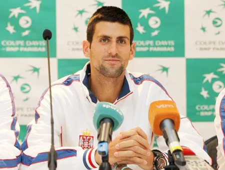 Loạt trận vòng 1: Djokovic phản ứng với mặt sân!