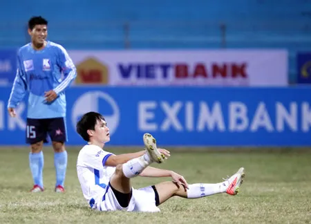 Nhân chuyện Lê Công Vinh “thất nghiệp”: Kỳ quá!