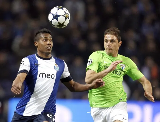 Alex Sandro (trái, Porto) tranh bóng với Joaquim của Malaga. Alex Sandro (trái, Porto) tranh bóng với Joaquim của Malaga.