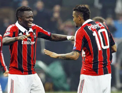 Hai cầu thủ ghi bàn cho AC Milan: Sulley Muntari (trái) và Kevin-Prince Boateng