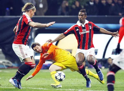 Champions League (rạng sáng 21-2), AC Milan bất ngờ thắng Barcelona 2 - 0