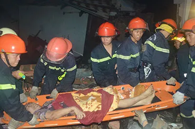 Bà Lương Thị Rép được đưa ra khỏi hiện trường an toàn. Ảnh: Đoàn Hiệp Bà Lương Thị Rép được đưa ra khỏi hiện trường an toàn. Ảnh: Đoàn Hiệp