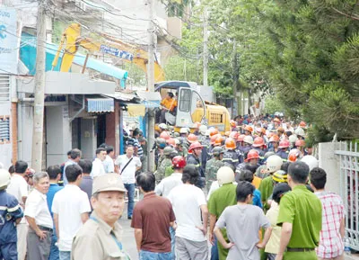Máy móc và lực lượng cứu hộ tập trung tối đa cho công tác tìm kiếm nạn nhân. Ảnh: Nguyễn Nhân Máy móc và lực lượng cứu hộ tập trung tối đa cho công tác tìm kiếm nạn nhân. Ảnh: Nguyễn Nhân