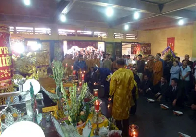 Làm lễ cầu siêu trước khi đưa đi hỏa táng Làm lễ cầu siêu trước khi đưa đi hỏa táng