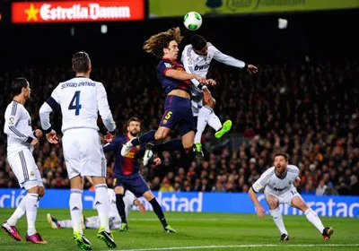 Pha tranh chấp trên không giữa Carles Puyol (số 5, Barcelona) và Ricardo Varene của Real Madrid. Pha tranh chấp trên không giữa Carles Puyol (số 5, Barcelona) và Ricardo Varene của Real Madrid.