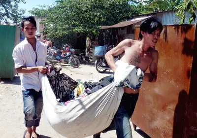 Người dân chuyển đồ ra ngoài Người dân chuyển đồ ra ngoài