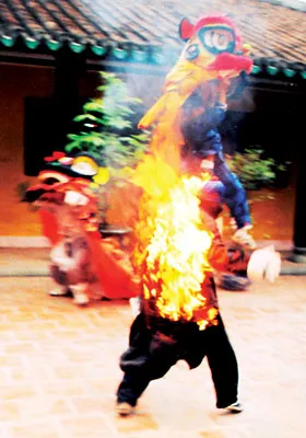 Cảnh cháy trong phim ca nhạc Hoàng Phi Hồng, do nhóm Lân sư rồng Hằng Anh Đường thực hiện. Cảnh cháy trong phim ca nhạc Hoàng Phi Hồng, do nhóm Lân sư rồng Hằng Anh Đường thực hiện.