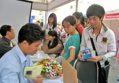 Học sinh lớp 12 tìm hiểu thông tin để chọn nghề nghiệp tương lai tại ngày hội tuyển sinh. Ảnh: K.H. Học sinh lớp 12 tìm hiểu thông tin để chọn nghề nghiệp tương lai tại ngày hội tuyển sinh. Ảnh: K.H.