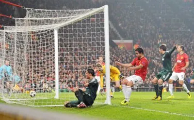 Ronaldo (trái) đệm lòng cận thành ghi bàn ấn định chiến thắng 2 - 1 cho Real Madrid Ronaldo (trái) đệm lòng cận thành ghi bàn ấn định chiến thắng 2 - 1 cho Real Madrid