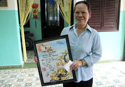 Mẹ Lê Ngọc Quý, nhà số 16 Làng SOS TPHCM và bức tranh với những câu thơ về nghĩa mẹ, do 9 đứa con mồ côi mà mình đang chăm sóc, thiết kế trao tặng. Mẹ Lê Ngọc Quý, nhà số 16 Làng SOS TPHCM và bức tranh với những câu thơ về nghĩa mẹ, do 9 đứa con mồ côi mà mình đang chăm sóc, thiết kế trao tặng.