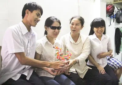 Bạn Nguyễn Văn Dũng, học viên khiếm thị tại Mái ấm Bừng Sáng (quận 10, TPHCM) trao tặng sơ Nguyễn Thị Hoàng (thứ 2 từ phải sang), bình hoa kết bằng cườm do Dũng làm. Bạn Nguyễn Văn Dũng, học viên khiếm thị tại Mái ấm Bừng Sáng (quận 10, TPHCM) trao tặng sơ Nguyễn Thị Hoàng (thứ 2 từ phải sang), bình hoa kết bằng cườm do Dũng làm.