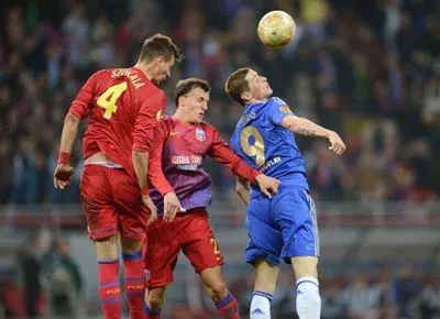 Tiền đạo Fernando Torres (áo xanh, Chelsea) nỗ lực trong pha tranh chấp trên không với các cầu thủ Steaua Bucuresti Tiền đạo Fernando Torres (áo xanh, Chelsea) nỗ lực trong pha tranh chấp trên không với các cầu thủ Steaua Bucuresti