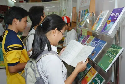 Học sinh đang lựa chọn sách tham khảo. Ảnh: MAI HẢI Học sinh đang lựa chọn sách tham khảo. Ảnh: MAI HẢI