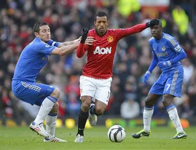Tiền vệ Nani vượt qua Frank Lampard của Chelsea. Tiền vệ Nani vượt qua Frank Lampard của Chelsea.