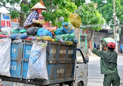 Thực hiện “cuốn chiếu” việc phân loại rác từ nguồn