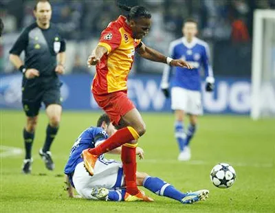 Tiền đạo Didier Drogba (Galatasaray) vượt qua sự truy cản của hậu vệ Marco Hoeger bên phía Schalke. Ảnh: Reuters. Tiền đạo Didier Drogba (Galatasaray) vượt qua sự truy cản của hậu vệ Marco Hoeger bên phía Schalke. Ảnh: Reuters.