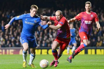 Tiền đạo Fernando Torres (tác giả ghi bàn ấn định chiến thắng 3 - 1 cho Chelsea) đi bóng trước hậu vệ Steaua Bucuresti. Tiền đạo Fernando Torres (tác giả ghi bàn ấn định chiến thắng 3 - 1 cho Chelsea) đi bóng trước hậu vệ Steaua Bucuresti.