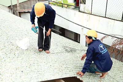Mái nhà sinh thái được đánh giá là dự án trọng điểm của Chiến dịch Giờ Trái đất 2013. Đây là những tấm lợp được tái chế từ vỏ hộp sữa. Mái nhà sinh thái được đánh giá là dự án trọng điểm của Chiến dịch Giờ Trái đất 2013. Đây là những tấm lợp được tái chế từ vỏ hộp sữa.