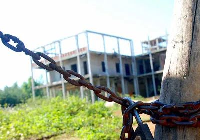 Do không có nguồn cung nên khu nhà hàng, khách sạn vui chơi giải trí đang được xây dựng trong khu đô thị Vạn Tường đành bỏ dở, hoang phí. Ảnh: H.Minh