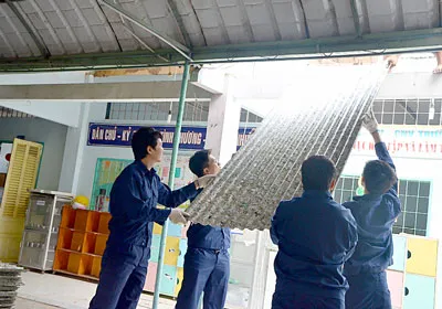 Mái nhà bằng vỏ hộp sữa
