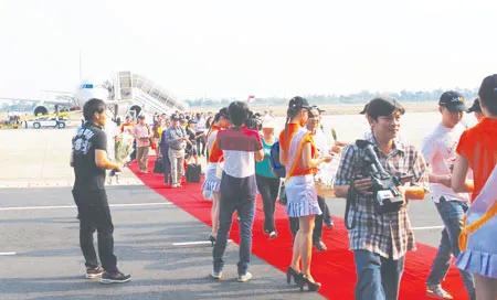 Hành khách JPA đáp chuyến bay Buôn Ma Thuột - Vinh đầu tiên tại sân bay Vinh Hành khách JPA đáp chuyến bay Buôn Ma Thuột - Vinh đầu tiên tại sân bay Vinh