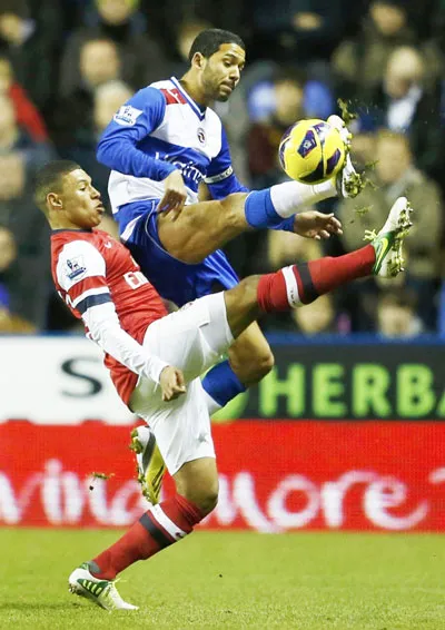 Alex Oxlade-Chamberlain (trái, Arsenal) tranh bóng với Jobi McAnuff (Reading)ở trận đấu mùa này Alex Oxlade-Chamberlain (trái, Arsenal) tranh bóng với Jobi McAnuff (Reading)ở trận đấu mùa này