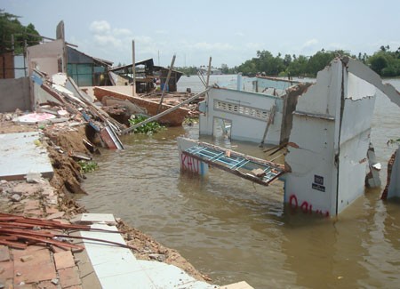 A landslide in My Khanh Commune of Phong Dien District in Can Tho City (Photo: SGGP) A landslide in My Khanh Commune of Phong Dien District in Can Tho City (Photo: SGGP)