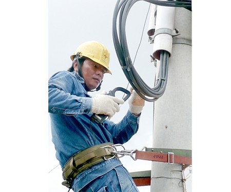 EVN workers on inspection (Photo: SGGP) EVN workers on inspection (Photo: SGGP)