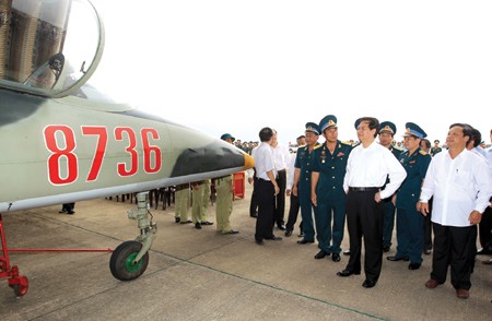 Prime Minister Nguyen Tan Dung visited Air Defence Force's 910 Training Regiment in central coastal Phu Yen Province yesterday. — VNA/VNS Photo Duc Tam Prime Minister Nguyen Tan Dung visited Air Defence Force's 910 Training Regiment in central coastal Phu Yen Province yesterday. — VNA/VNS Photo Duc Tam