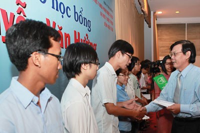 SGGP Editor-in-Chief Nguyen Tan Phong gives scholarship to medical students in 2012 (PHoto: SGGP) SGGP Editor-in-Chief Nguyen Tan Phong gives scholarship to medical students in 2012 (PHoto: SGGP)