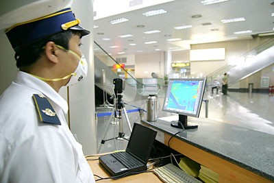 A machine installed in Tan Son Nhat Airport to measure body temperature of passengers (PHoto: SGGP) A machine installed in Tan Son Nhat Airport to measure body temperature of passengers (PHoto: SGGP)