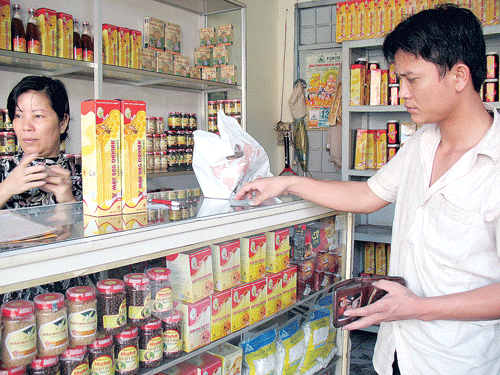 A customer chooses honey products at a shop. (Photo: SGGP) A customer chooses honey products at a shop. (Photo: SGGP)
