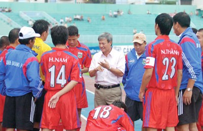 Coach Le Thuy Hai and footballers(Photo: SGGP) Coach Le Thuy Hai and footballers(Photo: SGGP)