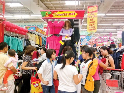 Channeling products through modern distribution channel is always a challenge for local companies. (Photo: SGGP) Channeling products through modern distribution channel is always a challenge for local companies. (Photo: SGGP)