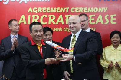 Ray Sisson, President & CEO AWAS (R) gives the model of Sharklet-equipped A320 aircraft to Luu Duc Khanh, Vietjet Air's Director (Photo: Courtesy of Vietjet Air) Ray Sisson, President & CEO AWAS (R) gives the model of Sharklet-equipped A320 aircraft to Luu Duc Khanh, Vietjet Air's Director (Photo: Courtesy of Vietjet Air)