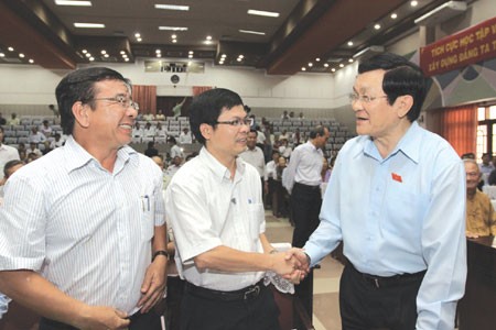 President Truong Tan Sang (right) meets with voters in HCM City's District 4 yesterday (Photo: VNA/VNS) President Truong Tan Sang (right) meets with voters in HCM City's District 4 yesterday (Photo: VNA/VNS)