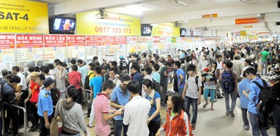 Passengers crowd Mien Dong Bus Station on April 26 (Photo: SGGP) Passengers crowd Mien Dong Bus Station on April 26 (Photo: SGGP)