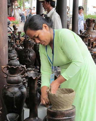 Woman handcrafting a Bau Truc terracotta vase at the festival (Photo: SGGP) Woman handcrafting a Bau Truc terracotta vase at the festival (Photo: SGGP)